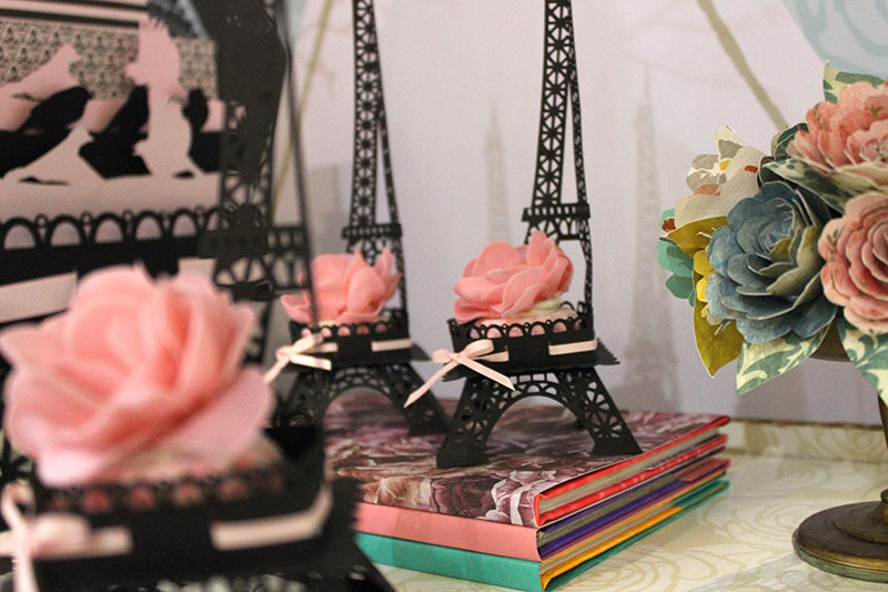 Torre Eifel ganha destaque na mesa. O clima de romantismo parisiense em papel