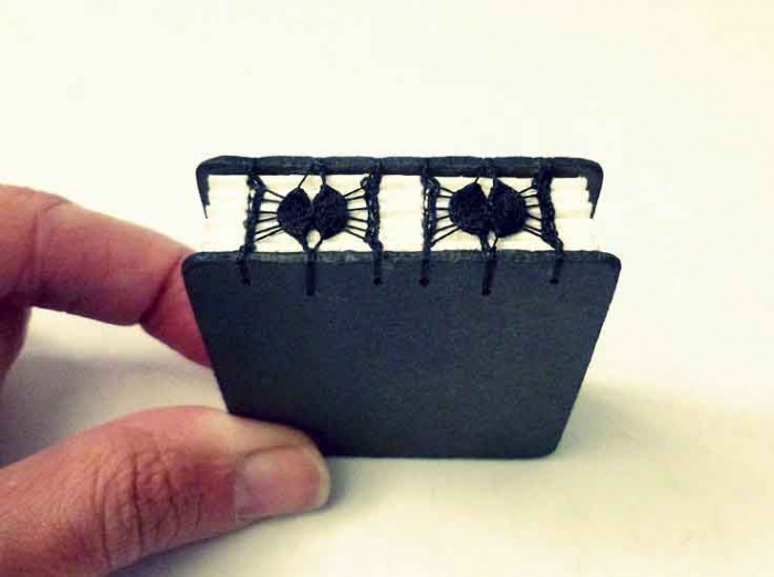 Mini caderno com crochê feito por Luisa Gomes Cardoso (crédito da foto: site canteiro de alfaces) mini caderno com crochê feito por Luisa Gomes Cardoso