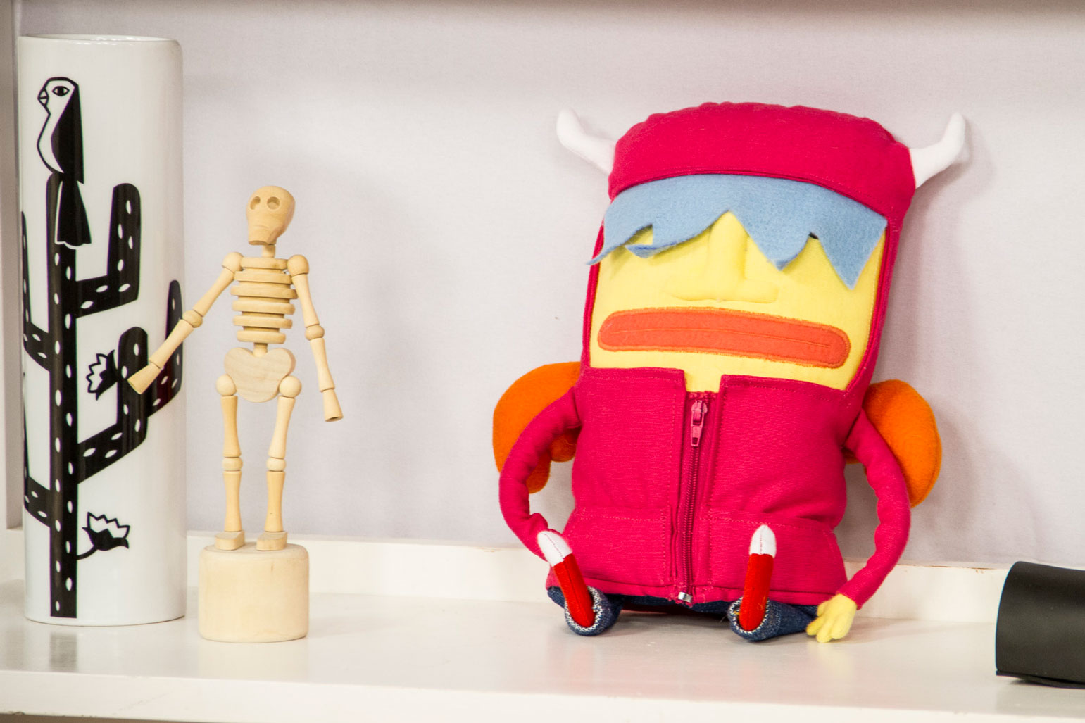 O Chimo, esse boneco de pano, tem chifres e asas, para mostrar que todos temos um lado bom e um lado ruim O Chimo, esse boneco de pano, tem chifres e asas, para mostrar que todos temos um lado bom e um lado ruim