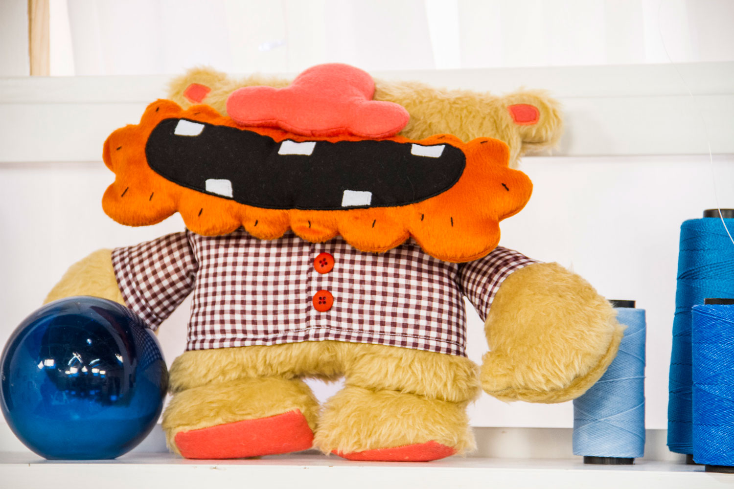 Esse é o Bomburso, ele é bombado e é um urso. A criação desse boneco de pano é do Tio.Faso