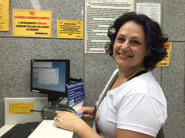 Nanda aproveitou a visita à 25 para comprar material para artesanato