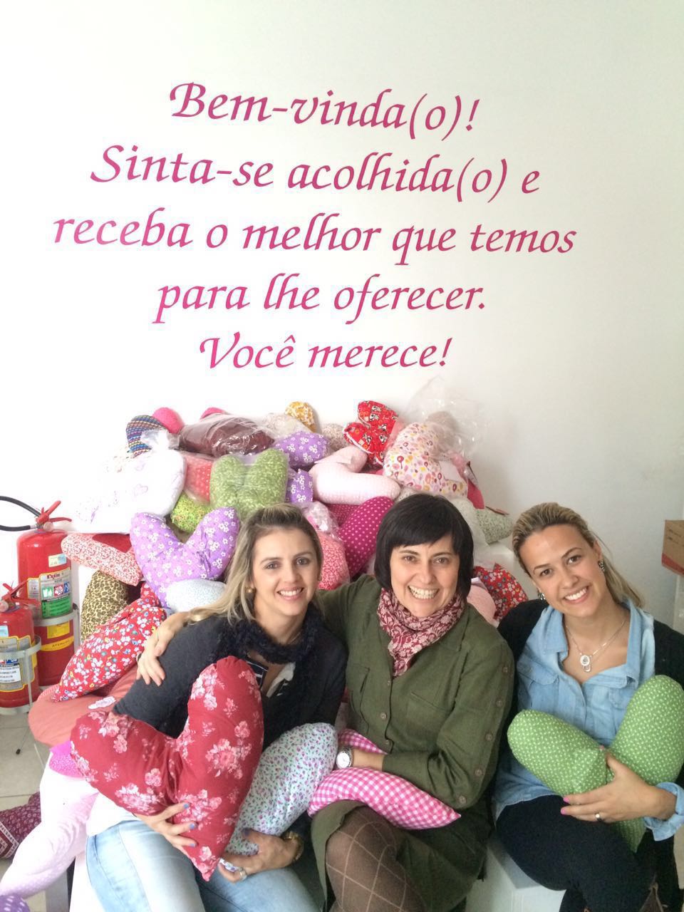 Carol durante a entrega das almofadas ao Grupo Rosa e Amor